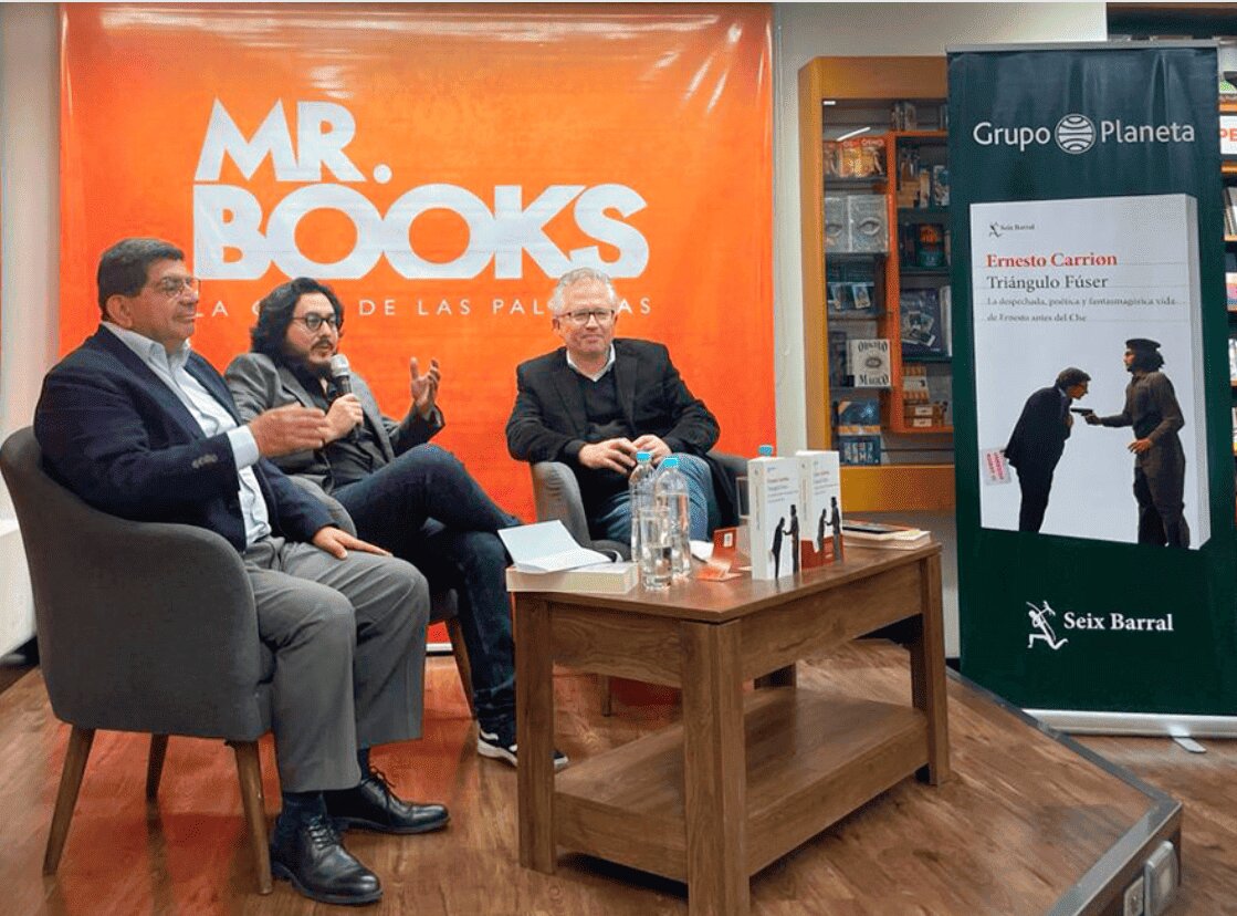 El autor, junto a Leonardo Valencia y Fernando Balseca